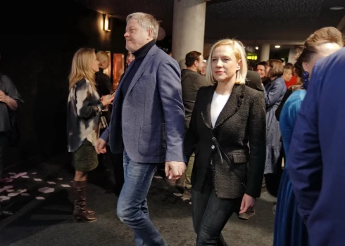 Normunds Laizāns un Baiba Šmite-Roķe seriāla "Nelūgtie viesi" otrās sezonas pirmizrādē.