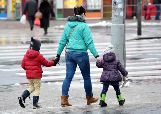 Otrdien gaidāms neliels lietus, un būs apgrūtināti braukšanas apstākļi