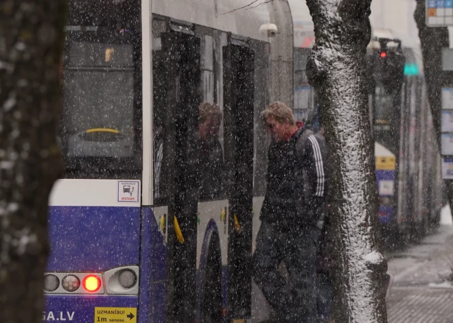 Vāc parakstus par nakts transporta atjaunošanu Rīgā