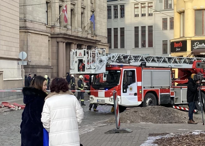 Otrdien Vecrīgā pacēlušies dūmi virs tā dēvētā Kaķu nama blakus Līvu laukumam, iepretim Lielajai Ģildei, un notikuma vietā ieradušies ugunsdzēsēji. Pēc aculiecinieku stāstītā, no Kaķu nama evakuēti tur strādājošo uzņēmumu darbinieki.