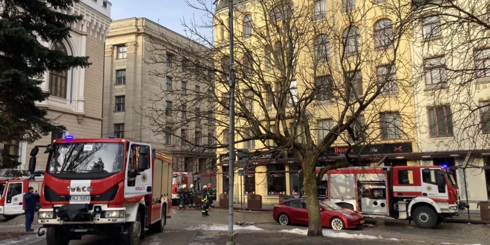 Pēc aculiecinieku stāstītā, no Kaķu nama evakuēti tur strādājošo uzņēmumu darbinieki.