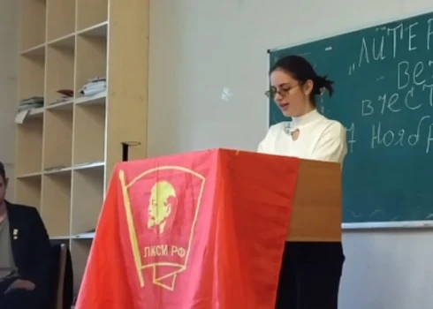 Mariupoles skolēni rīko "literāro vakaru par godu 7. novembrim".