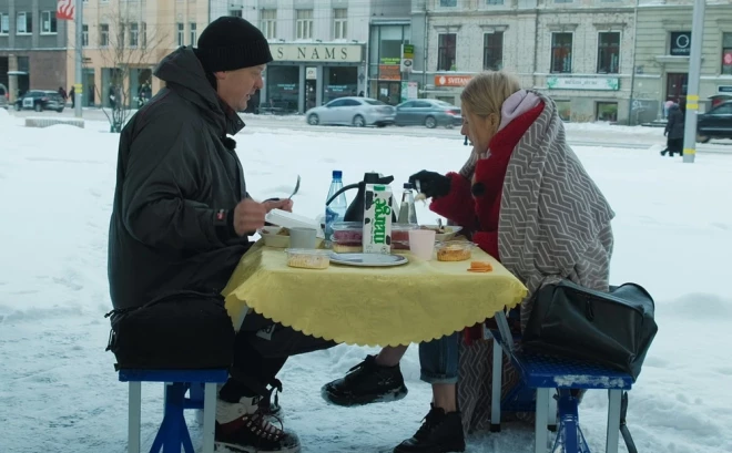 Rihards un Jana “Lauvas namā” ieradās aukstā ziemas dienā. Mielošanās notika turpat pāri ielai pie Dailes teātra. 