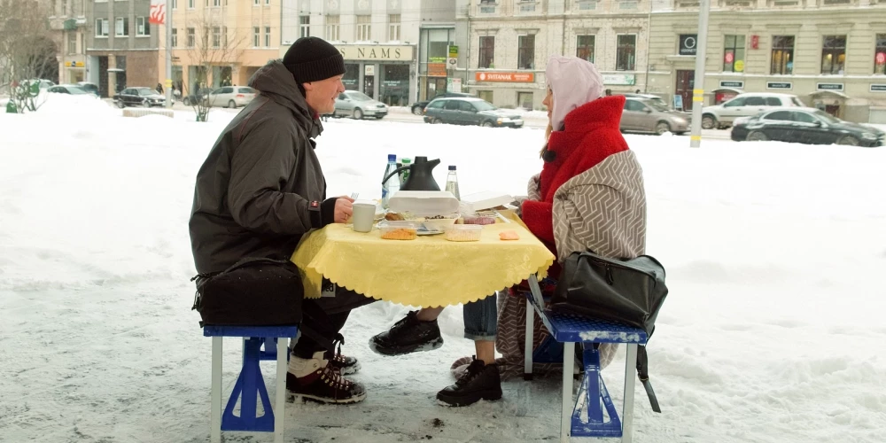 Rihards un Jana “Lauvas namā” ieradās aukstā ziemas dienā. Mielošanās notika turpat pāri ielai pie Dailes teātra. 