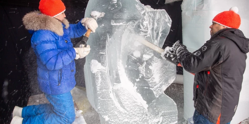 FOTO: Jelgavā top ledus skulptūras populārajam festivālam