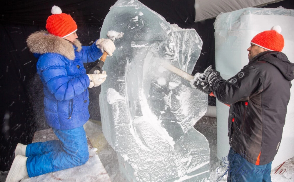FOTO: Jelgavā top ledus skulptūras populārajam festivālam