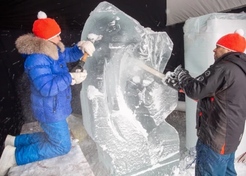 ФОТО: в Елгаве идет подготовка к популярному фестивалю ледовых скульптур