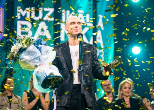Dons ar balvu rokā.