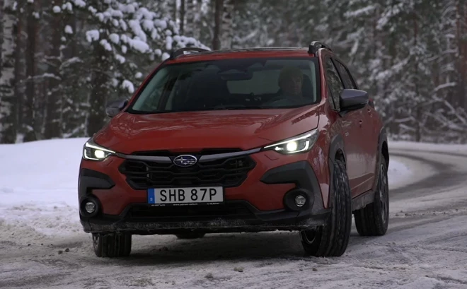 Uz šosejas "Crosstrek" nav sevišķi dinamisks, toties pārspēj tuvus un tālus konkurentus bezceļā, dziļā sniegā u.c.