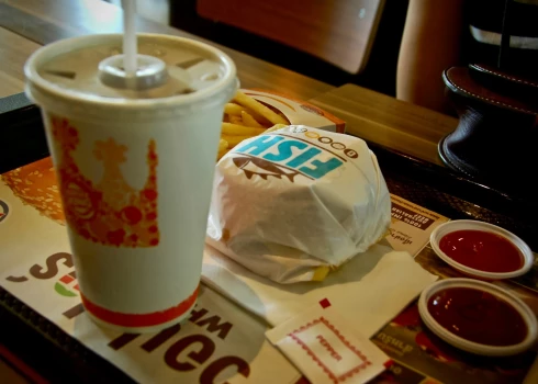 Krāpnieki iedzīvotājiem piedāvā lētas “Burger King” piegādes