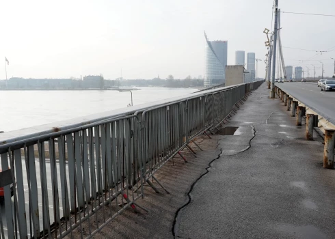 FOTO: Vanšu tiltu saēd rūsa, un uz ietves izveidojušās milzu plaisas