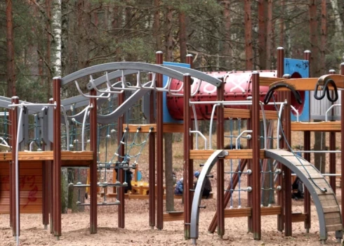 В Риге будут построены или отремонтированы 19 детских площадок и зон отдыха
