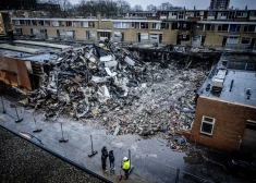 FOTO: daudzdzīvokļu namā Nīderlandē nograndis sprādziens; zem gruvešiem atrasts bojāgājušais
