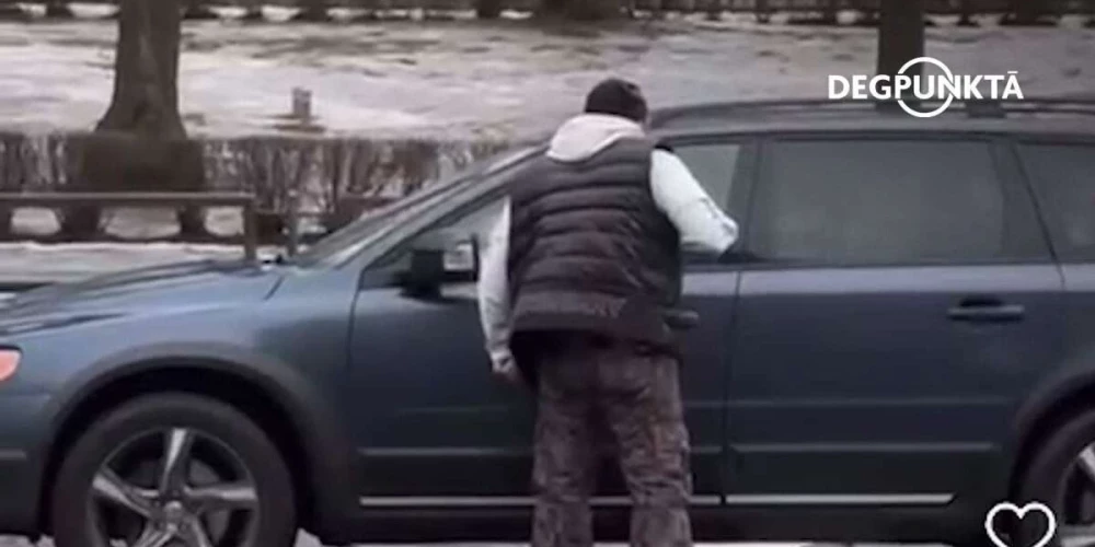 Мужчина в Гризинькалнсе разбил зеркало на чужой машине; говорят, что женщина задержалась на зеленый свет