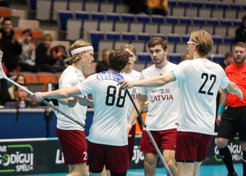 FOTO: Latvijas florbolisti ar pārliecinošu uzvaru Liepājā sāk pasaules čempionāta kvalifikācijas turnīru