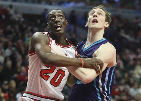 Tonijs Snels (no kreisās) NBA ir aizvadījis deviņas sezonas, bet ļoti vajag vēl vienu.