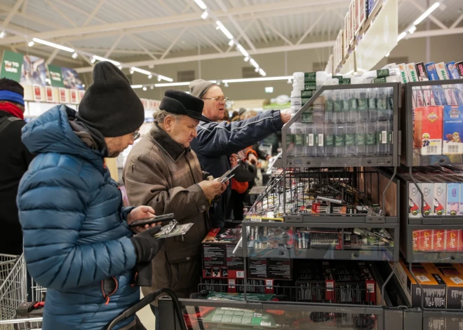 “Lidl” fani sāk pulcēties jau nakts melnumā, lai sagaidītu jaunā veikala atklāšanu 