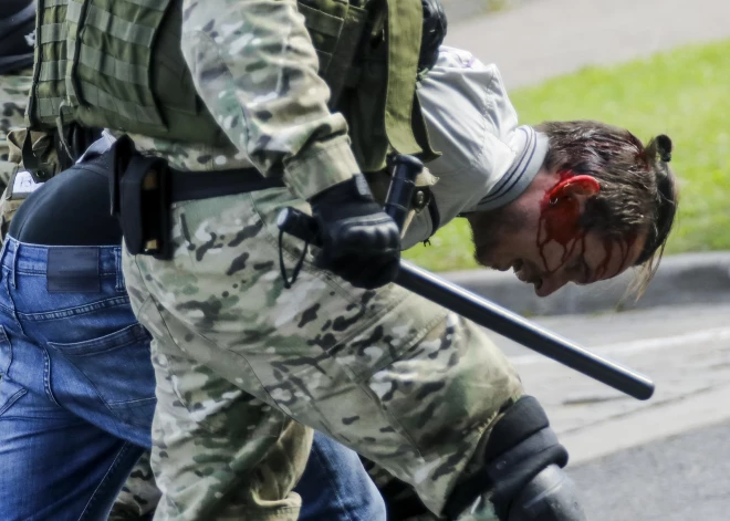 Policists, kurš piedalījās Baltkrievijas diktatora Aleksandra Lukašenko pretinieku protesta vardarbīgā apspiešanā, atrasts strādājam Lietuvā