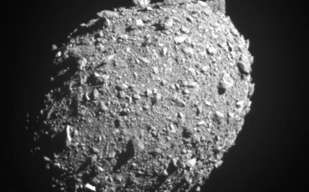 NASA ziņo: piektdien Zemei pietuvosies teju trīs futbola laukumus garš asteroīds