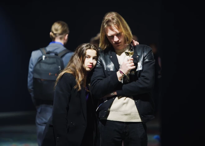 “Rīgas mākslas telpā” atklāta mākslinieka Anša Rozentāla personālizstāde “Skats Apkārt”. Izstāde ir kā sava veida vizuāla eseja, kurā mākslinieks skaidro savu redzējumu par ainavu, tās lomu viņa dzīvē un vienlaikus dabas mūžīgo un mainīgo būtību.