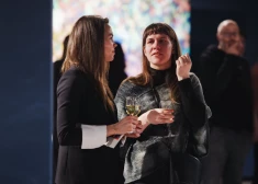 FOTO: mākslas baudītāji pulcējas Anša Rozentāla personālizstādes "Skats apkārt" atklāšanas pasākumā