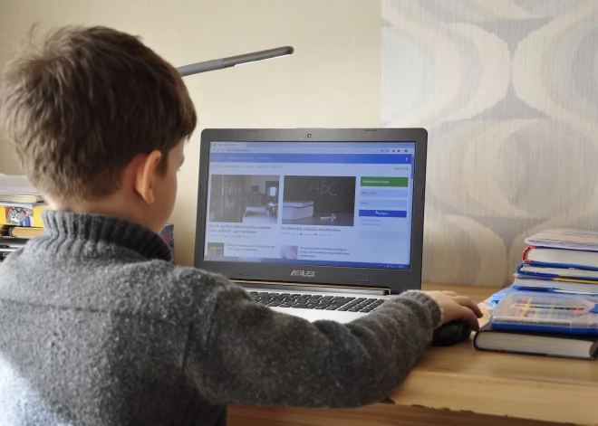 Savāc 10 000 parakstu par iespēju skolēniem sliktas atzīmes labot vairākkārt