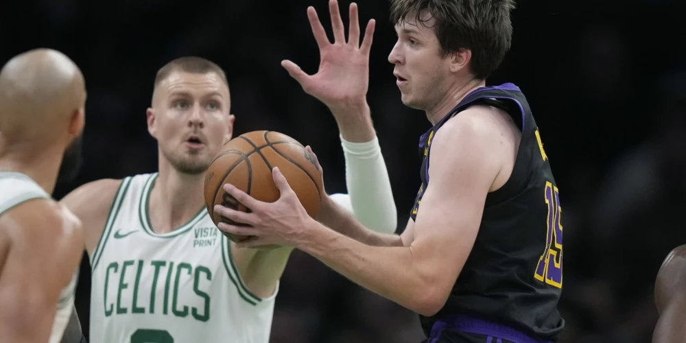 Kristaps Porziņģis aizsardzībā pret Ostīnu Rīvsu.