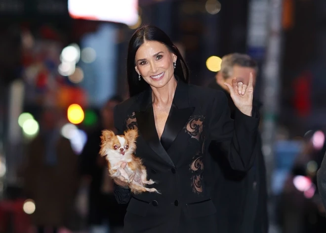 61-летняя Деми Мур продемонстрировала подтянутую фигуру в мини-платье и вновь взяла с собой своего песика