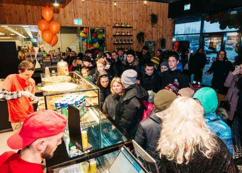 ФОТО: Pica Lulū открыла самую большую пиццерию в Риге яркой вечеринкой
