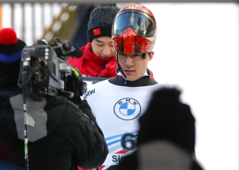 Ķīnas sportists Džens Jiņs pēc panākuma Siguldā.