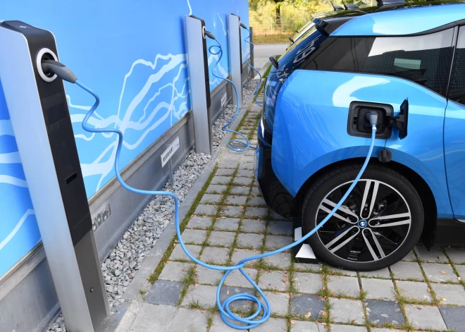 Ar pīrāgu un pātagu: kā mūs iemācīs mīlēt elektroauto