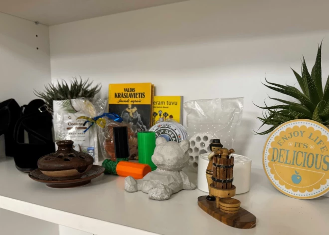 Ko cilvēki Latvijā likuši jaunajos dāvanu maiņas skapjos?