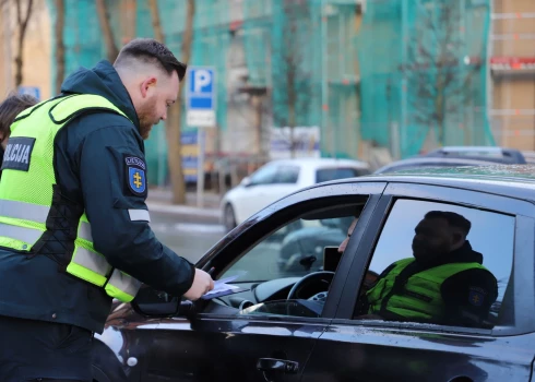 Protokoli, kas liek uzsmaidīt - Lietuvas ceļu policisti izvērsuši savdabīgus "satiksmes reidus"