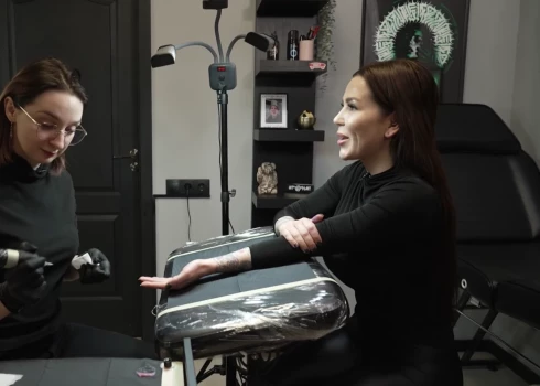 VIDEO: Liene Ušakova velta tetovējumu savam mīļotajam puisim