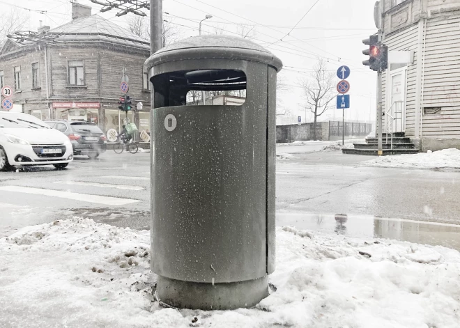 Rīgas dome vairumā iepirkusi miskastes urnas jauna telefona cenā. Vai nevarēja lētāk?