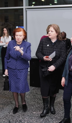 Ar meitu Indru Vaira Vīķe-Freiberga devās skatīt komēdiju Dailes teātrī. Bordo krāsas lakats ap galvu nebūt nekaitēja viņas elegantajam koptēlam, gluži pretēji - eksprezidentes izskatam piešķīra sievišķīgu noti.