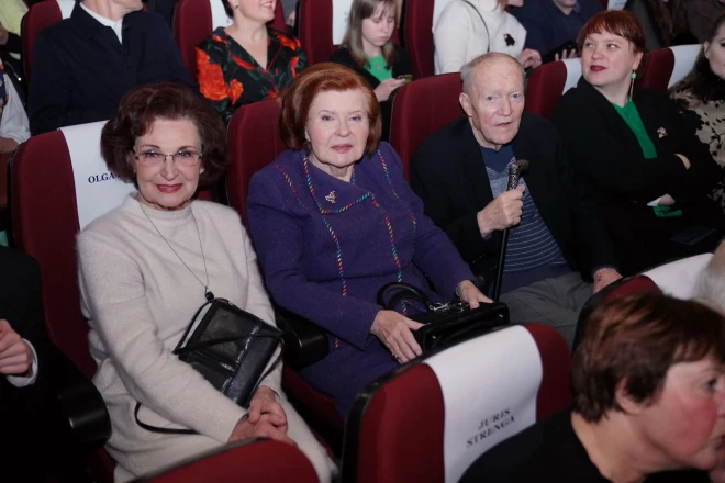 Filmas "Pansija pilī" pirmizrādi eksprezidente noskatījās vīra Imanta un aktrises Olgas Dreģes kompānijā.