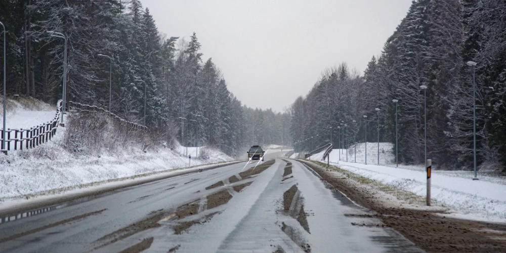 Sestdienas rītā vietām ceļi ir slideni; Latvijas austrumos gaidāms lietus