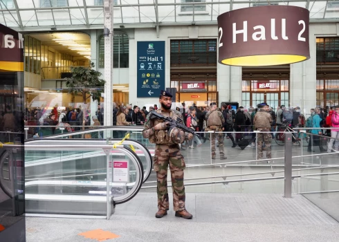 Parīzes dzelzceļa stacijā uzbrukumā ar nazi un āmuru ievainoti trīs cilvēki; aizturētais dūrējs - Mali izcelsmes vīrietis