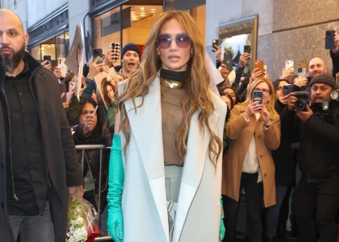 Дженнифер Лопес появилась на улицах Нью-Йорка в прозрачной водолазке и необычном пальто