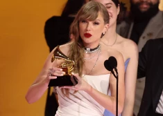 Teilore Svifta iekļūst vēsturē, ceturto reizi saņemot "Grammy" balvu par gada labāko albumu
