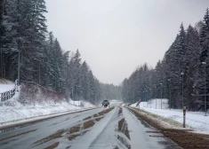 Apledojums un sniegs apgrūtina braukšanu Latgalē, kā arī daudzviet citos valsts reģionos