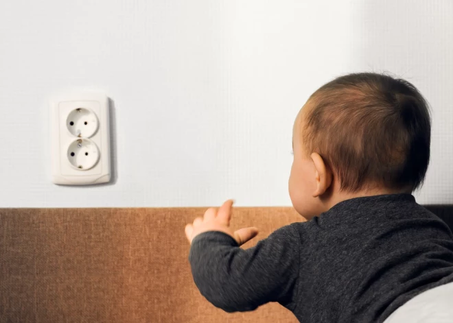 Elektrotraumu guvis divus mēnešus vecs mazulis - viņš pieskārās elektrības vadiem dzīvoklī
