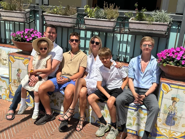 Liene Dambiņa ar ģimeni.