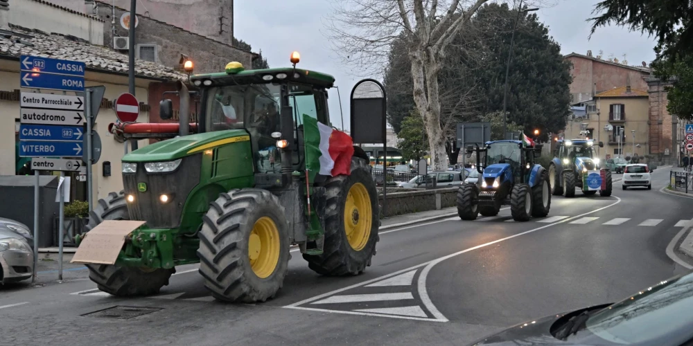 Lauksaimnieki pulcē traktorus Romas pievārtē

