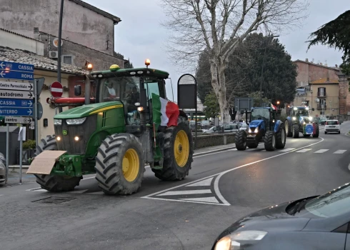 Lauksaimnieki pulcē traktorus Romas pievārtē
