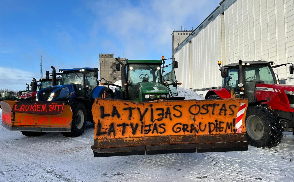 FOTO, VIDEO: “Mums jābūt pirmajiem Eiropā, kas aizliedz Krievijas graudu eksportu!” Lauksaimnieki protestā skaidri pauduši savas prasības