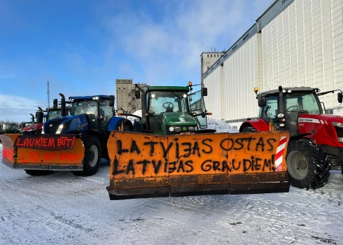 FOTO, VIDEO: “Mums jābūt pirmajiem Eiropā, kas aizliedz Krievijas graudu eksportu!” Lauksaimnieki protestā skaidri pauduši savas prasības