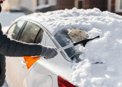 ВИДЕО: впечатляющий пример того, почему зимой нужно чистить автомобиль, напугал латвийцев
