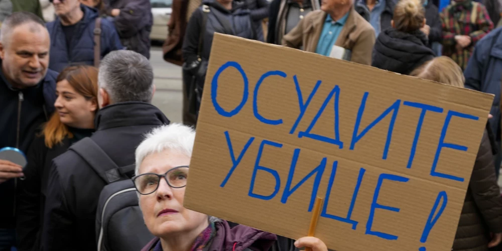 Belgradā simtiem cilvēku protestē pret attaisnojošo spriedumu žurnālista slepkavības lietā
